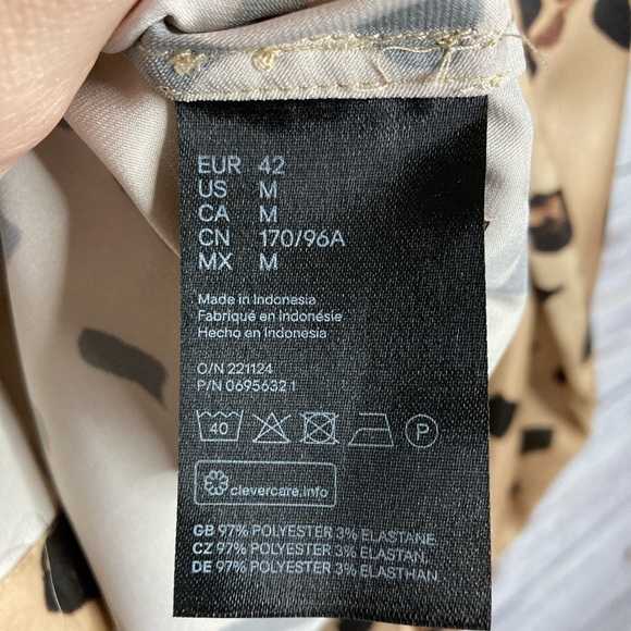 Was💲20! EUC H&M animal print long sleeve multicolored button-down blouse - Picture 11 of 16